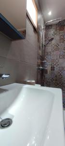 uma casa de banho com um lavatório branco e um chuveiro em Tayyurt spots em Tama ou Ennza