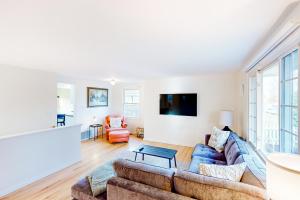 uma sala de estar com um sofá e uma televisão em Schmitz Park Corner em Seattle