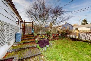 a backyard with a fence and a garden at Schmitz Park Corner in Seattle