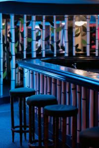 a row of stools at a bar in a gym at Lofts Charmosos de frente para o Lago Quitandinha com Garagem in Petrópolis