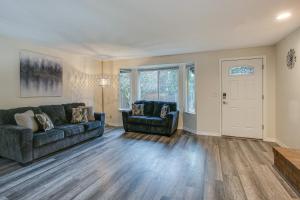 Imagine din galeria proprietății Modern Puyallup Townhome with Backyard and Fireplace în Puyallup