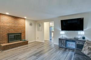Imagine din galeria proprietății Modern Puyallup Townhome with Backyard and Fireplace în Puyallup