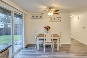 Imagine din galeria proprietății Modern Puyallup Townhome with Backyard and Fireplace în Puyallup