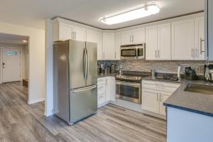 Imagine din galeria proprietății Modern Puyallup Townhome with Backyard and Fireplace în Puyallup +16 fotografii