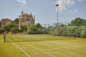 um campo de ténis em frente a um edifício em Zoetry Mallorca Wellness & Spa em Llucmajor