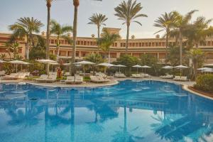 Basen w obiekcie Secrets Bahía Real Resort & Spa Adults only lub w pobliżu