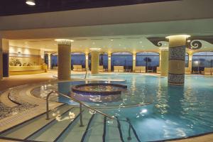 Basen w obiekcie Secrets Bahía Real Resort & Spa Adults only lub w pobliżu