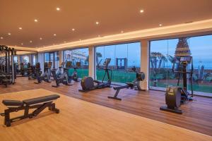 Centrum fitness w obiekcie Secrets Bahía Real Resort & Spa Adults only