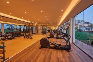 Centrum fitness w obiekcie Secrets Bahía Real Resort & Spa Adults only