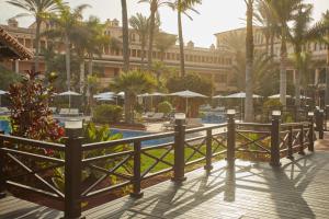 Basen w obiekcie Secrets Bahía Real Resort & Spa Adults only lub w pobliżu