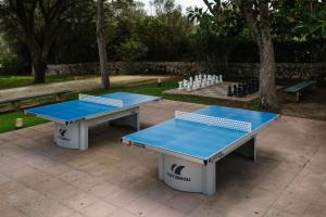 2 mesas de ping pong en un patio en Alua Illa de Menorca en S'Algar