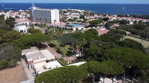 Luftblick auf ein Resort und das Meer in der Unterkunft Alua Illa de Menorca in S'Algar