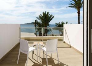 un balcón con 2 sillas, una mesa y el océano en AluaSun Doblemar, en La Manga del Mar Menor 37 fotos más