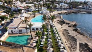 - Vistas aéreas a un complejo con piscina y playa en AluaSoul Menorca - Adults Only, en S'Algar