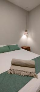 - une chambre avec un lit blanc et une couverture dans l'établissement Ayamar Kite House - Apto Superior, à Cruz 13 autres photos