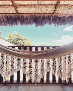 - un hamac sur une terrasse au toit de chaume dans l'établissement Ayamar Kite House - Apto Superior, à Cruz
