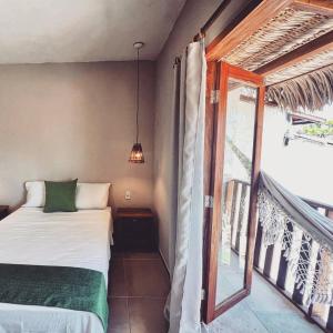 une chambre avec un lit et une grande fenêtre dans l'établissement Ayamar Kite House - Apto Superior, à Cruz