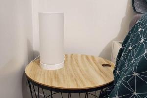 uma mesa de madeira com um vaso em cima em Tulsa Home - Comme à la maison em Saint-Quentin