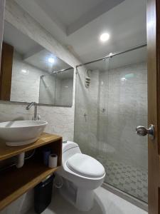 een badkamer met een toilet, een wastafel en een douche bij Apartamento Coveñas in Coveñas