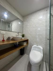 een badkamer met een toilet en een wastafel bij Apartamento Coveñas in Coveñas