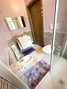 La salle de bains est pourvue d'un lavabo et de toilettes. dans l'établissement Fitta Camere Matera, à Matera