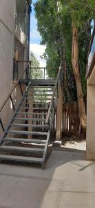 Un conjunto de escaleras que conducen a una casa en AM Aparts Calafate, en El Calafate