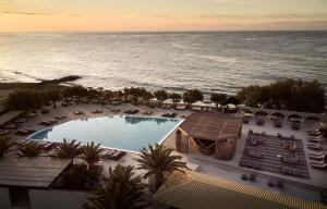 Poolen vid eller i närheten av Numo Ierapetra Beach Resort Crete, Curio Collection Hilton
