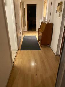 a hallway with a room with a wooden floor at Aldgate flats in London