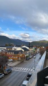 une rue de la ville avec des voitures garées dans la rue dans l'établissement Departamento Andina, à San Martín de los Andes