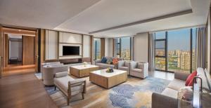 成都市にあるCrowne Plaza Chengdu Wuhou by IHGのリビングルーム(家具付)、大きな窓が備わります。