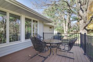 un patio con mesa y sillas en un porche en Spacious Stillwater Home with Yard and Fire Pit!, en Stillwater