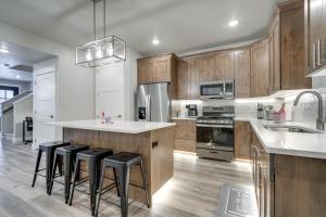 Dapur atau dapur kecil di Cedar City Home Close to University and Downtown!