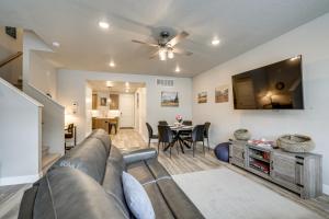 Televisyen dan/atau pusat hiburan di Cedar City Home Close to University and Downtown!