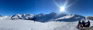 a group of people standing on a snow covered mountain at IMMEUBLE Panorama in Les Collons