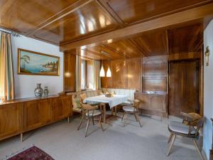 - une salle à manger avec une table et des chaises dans l'établissement Föchlhaus am Marktgraben, à Hopfgarten im Brixental