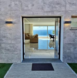 uma sala de estar com vista para o oceano em Lê Maison Deluxe Madeira em Ponta do Sol