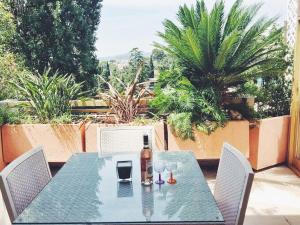 una mesa con una botella de vino y dos copas en Apartment Borromees, en Cannes