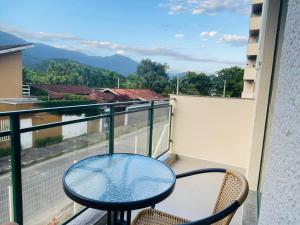 Balcony o terrace sa Apartamento beira mar vista para montanha em Massaguaçú