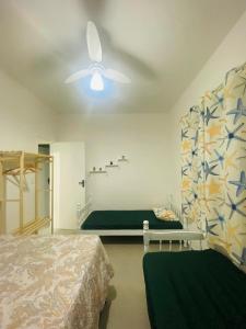 Tempat tidur susun dalam kamar di Apartamento beira mar vista para montanha em Massaguaçú