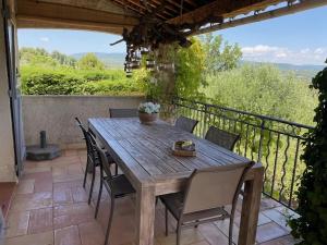 FlayoscにあるQuaint Villa with Private Pool in Flayosc Franceの木製テーブルと椅子付きのパティオ