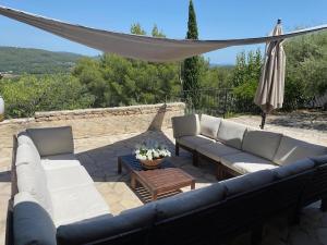 d'une terrasse avec un canapé et un hamac. dans l'établissement Quaint Villa with Private Pool in Flayosc France, à Flayosc