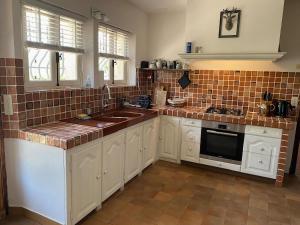 Cucina o angolo cottura di Quaint Villa with Private Pool in Flayosc France