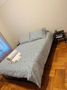 een slaapkamer met een bed met twee handdoeken erop bij SUNNYside one bedroom apt in Woodside