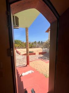una puerta abierta con vistas a un parque infantil en Pousada Akronos en Canoa Quebrada