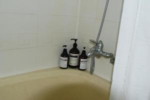 zwei Flaschen am Rande einer Badewanne in der Unterkunft Atti in Pyeongtaek