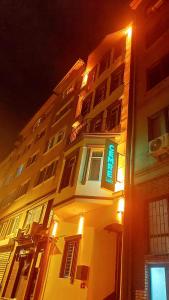 CEMRE SUIT في إسطنبول: مبنى عليه لوحه ازرق