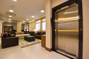 vestíbulo con sofás y ascensor en Pousada Stillo Gramado Exclusive, en Gramado