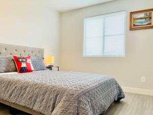 6 Bed Stunning Mint Retreat W/ Office