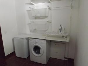 a white laundry room with a washing machine in it at Casa do Lêntejo - Casas de Taipa in São Pedro do Corval