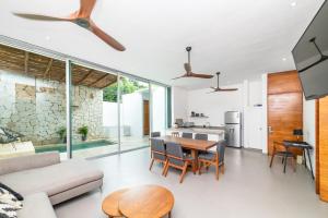 una cucina e un soggiorno con tavolo e sedie di Relaxing 2 bedroom apartement in the center of tulum with private pool and terrace a Tulum